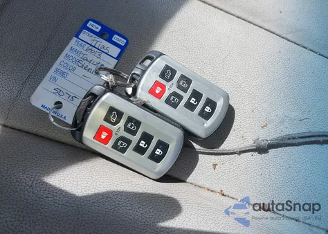 2013 Toyota Sienna Xle V6 8 Passenger z USA, uszkodzony, nr VIN 5TDYK3DCXDS320531